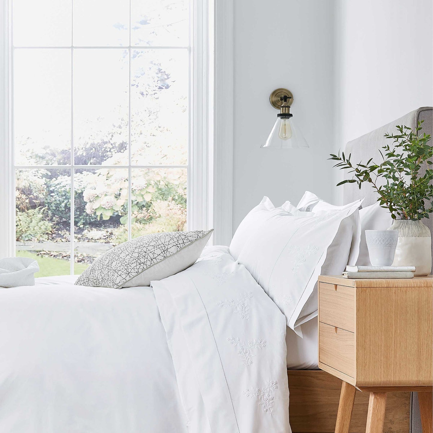 Evelyn 200TC Hand Embroidered Duvet Cover, White